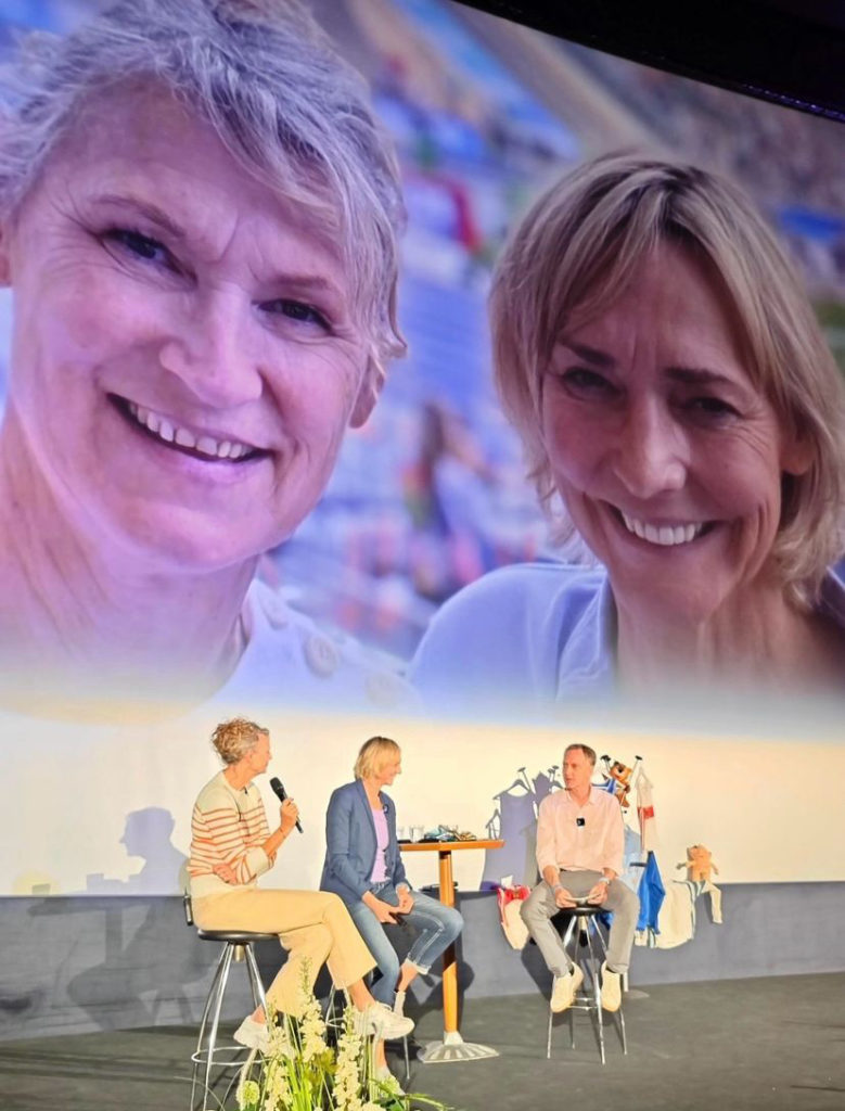 Rainer Berger bei der Moderation von Heike Drechsler und Heike Henkel